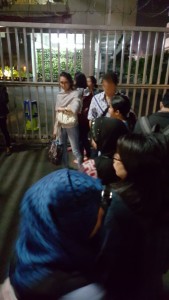 Antri diluar pagar Kantor Imigrasi Kelas 1 Jakarta Selatan (Pukul 04.01)